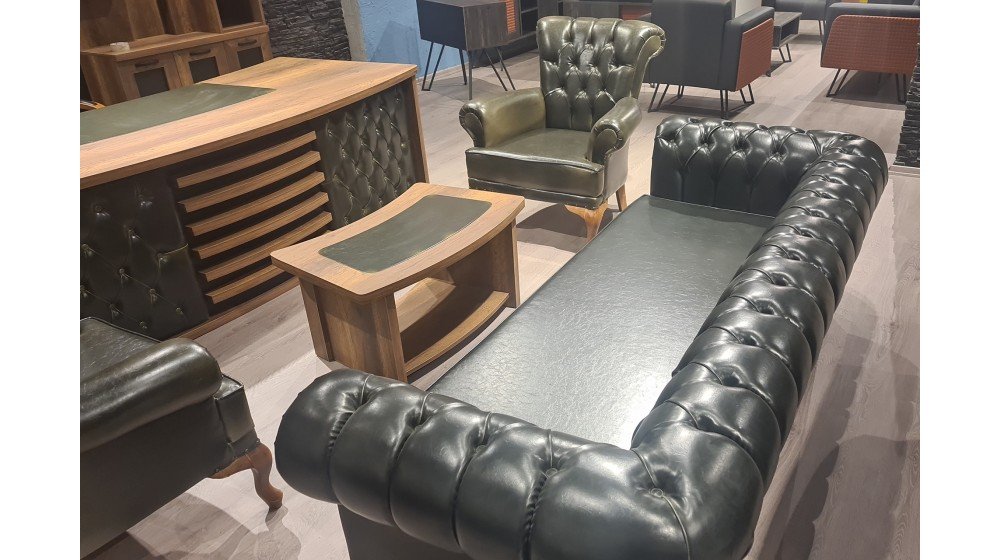 C serisi klasik yönetici masa takımı, ceviz rengi, deri sümenli ve çıtalı detayları ile ofis ortamında A serisi Chester koltuklar ile sergileniyor.